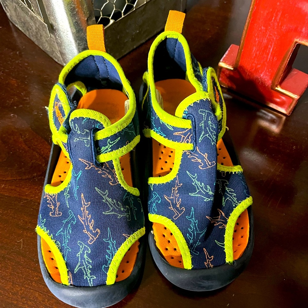 Boys Sz 9 water shoes! Great condition get ready for the summer OSHKOSH